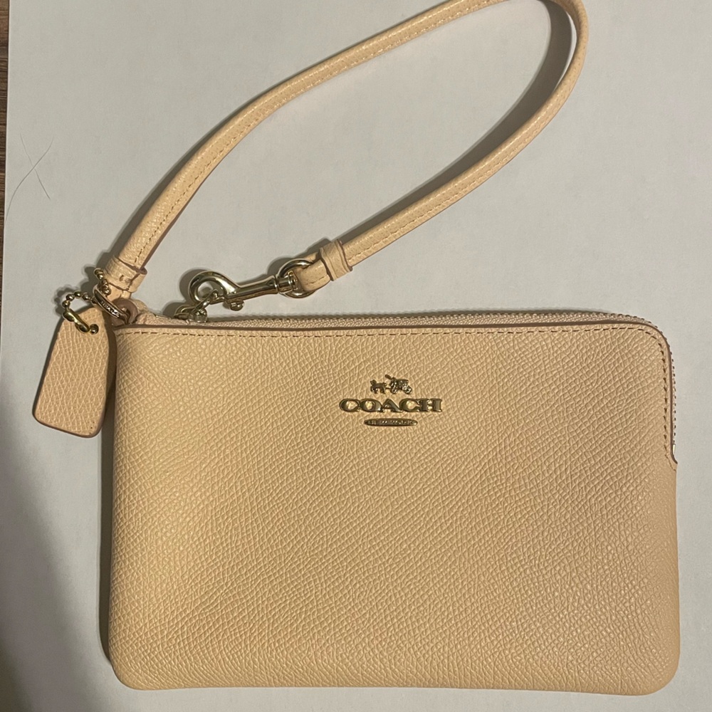 NWT Coach Apricot Wristlet 🍑